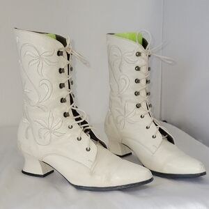 BANDOLINO Elegant Embroided White Lace-Up Leather Boots